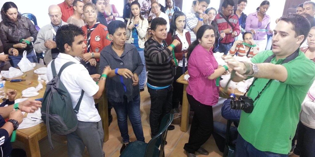 felipe guiando taller de elaboración de ayudas de bajo costo