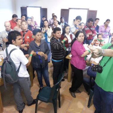 felipe guiando taller de elaboración de ayudas de bajo costo