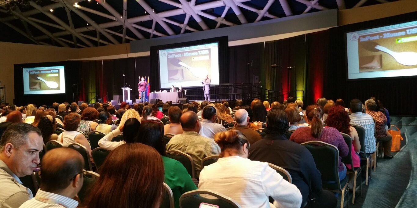 auditorio con 2mil personas conferencia ayudas para todos