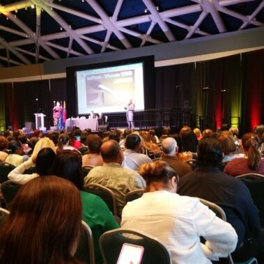 auditorio con 2mil personas conferencia ayudas para todos