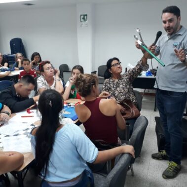 felipe en un salon hablandoa grupo
