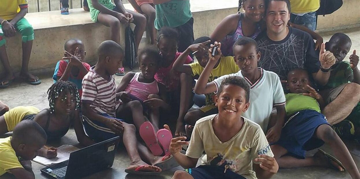 Conferencia resiliencia felipe betancur con grupo de niños