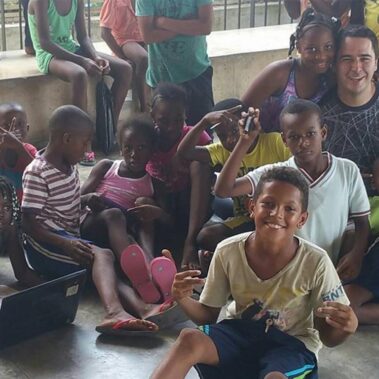 Conferencia resiliencia felipe betancur con grupo de niños