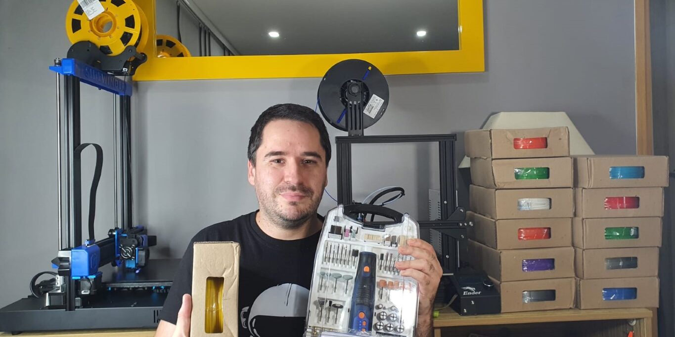 felipe con 2 impresoras 3d y herramientas