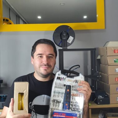 felipe con 2 impresoras 3d y herramientas