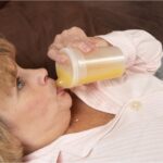 Vaso Alimentación en cama discapacidad adulto mayor Parkinson demencia pacientes temblores alimentación comer